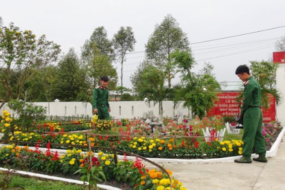 Đường hoa trong doanh trại.